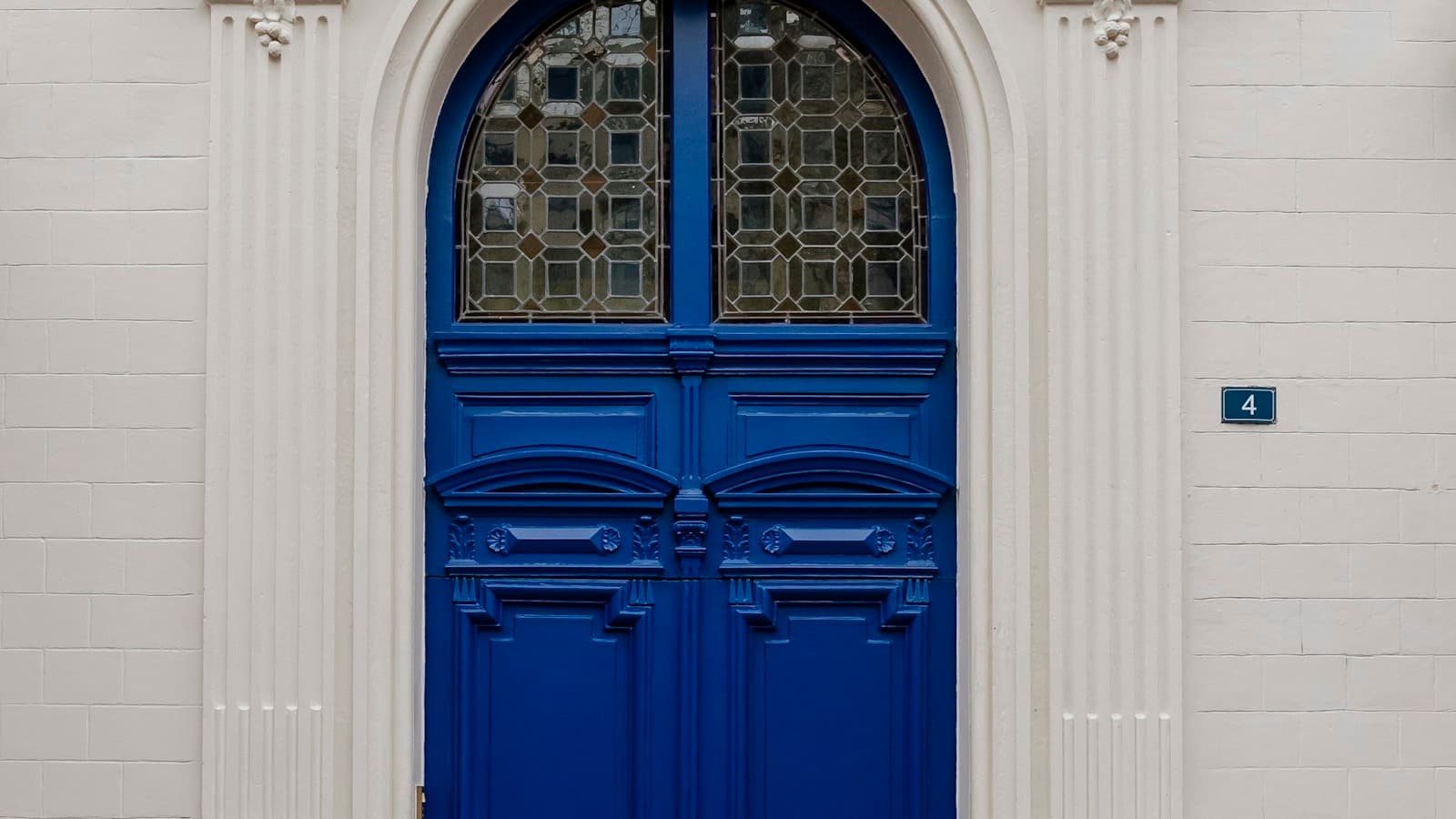 Porte cochère bleue d'un immeuble parisien