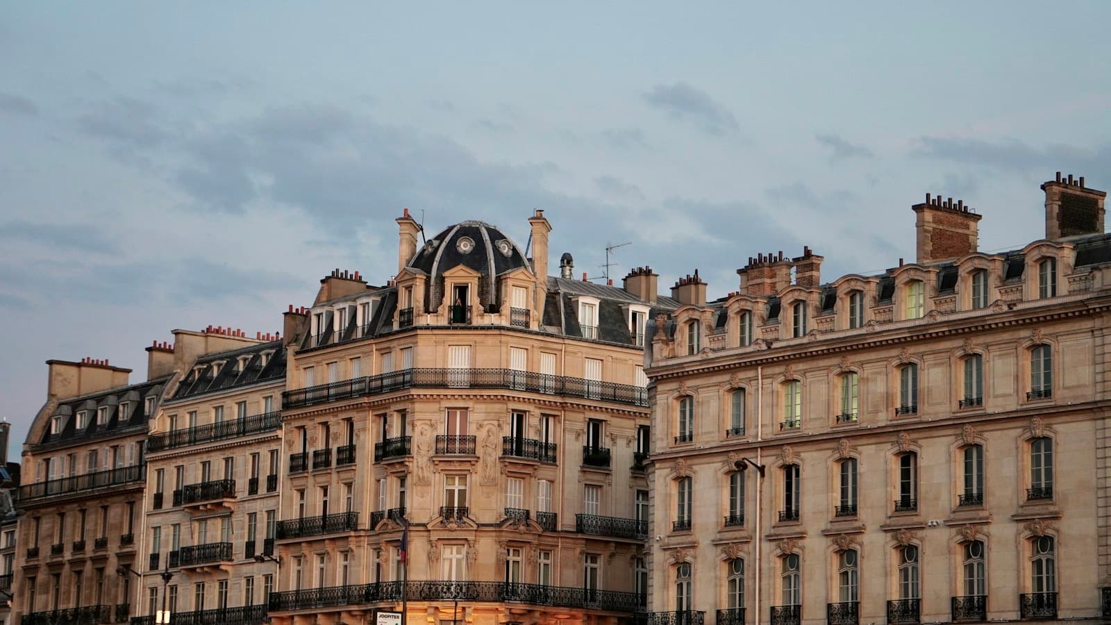 Façades d'immeubles parisiens au coucher du soleil