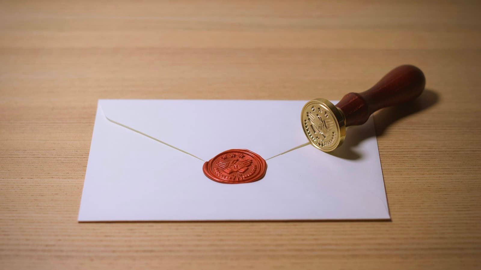 Enveloppe blanche fermée par un cachet de cire rouge