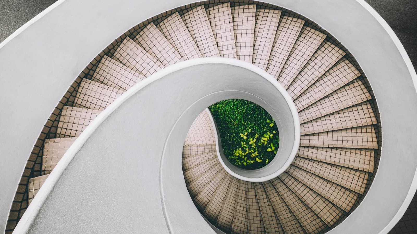 Escalier en colimaçon d'immeuble vu d'en haut